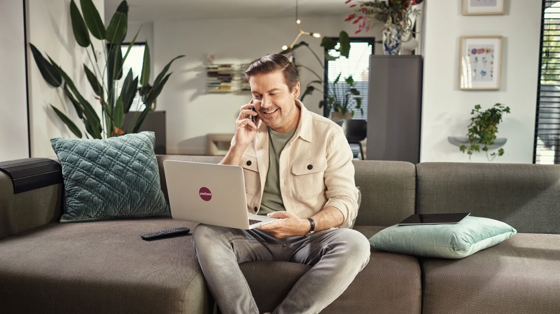 ruben nicolai in woonkamer met tv, laptop en telefoon